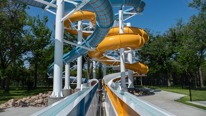 La nouvelle piscine publique avec ses glissades d'eau dans le parc Wascana, à Regina, le 30 mai 2023.