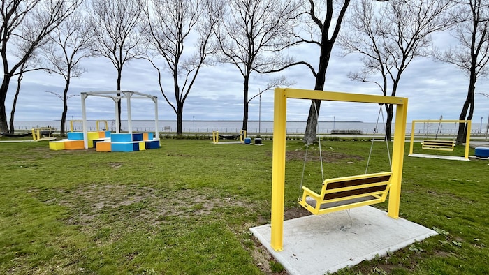 Des balançoires dans un parc.