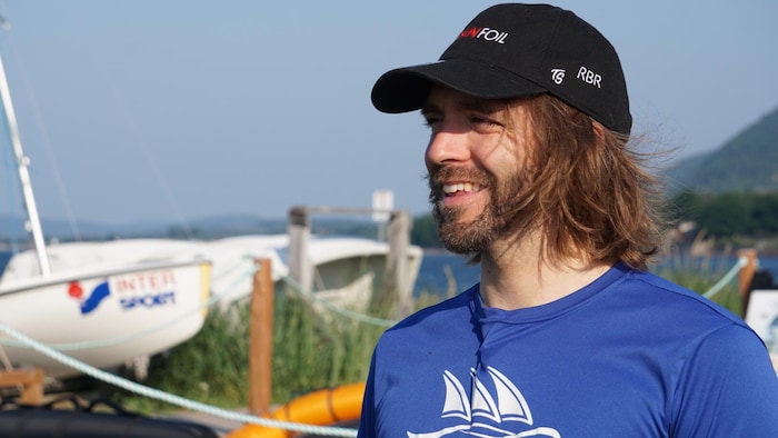 Laurent-David Beaulieu, devant des bateaux.
