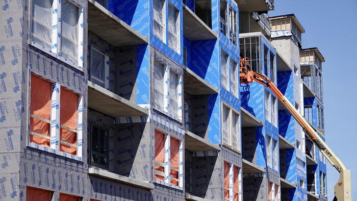 Un immeuble résidentiel en construction.