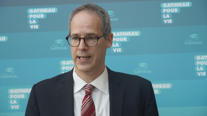 Steve Moran lors d'un point de presse.