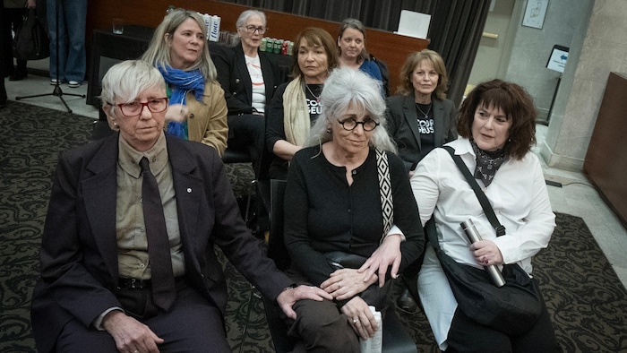 Les demanderesses assises ensemble.