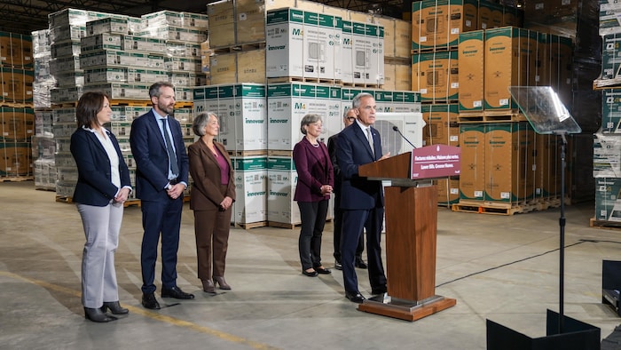 Mark Carney lors d'un point de presse à Sherbrooke.