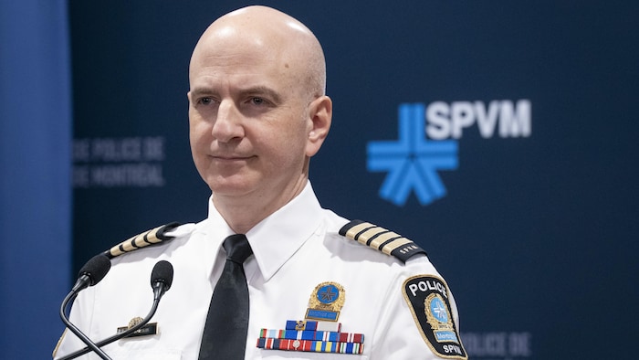 Un policier en train de tenir une conférence de presse.