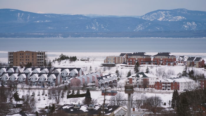 Une vue aérienne du boulevard de l'Hôtel-de-Ville, à Rivière-du-Loup, avec les montagnes de Charlevoix en arrière-plan.