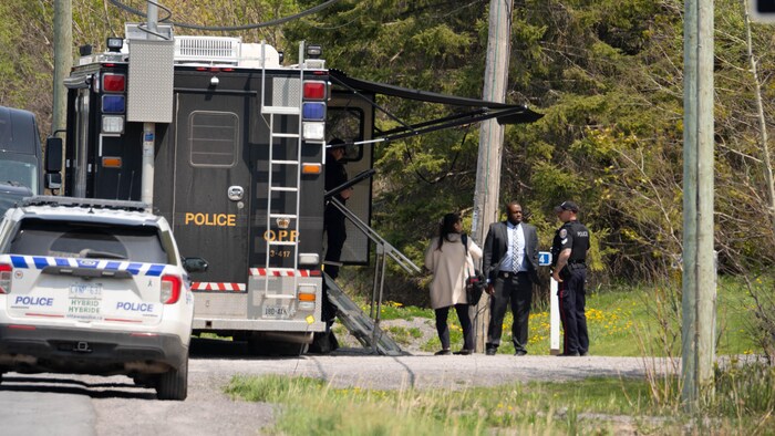 Des policiers sur une scène de crime. 