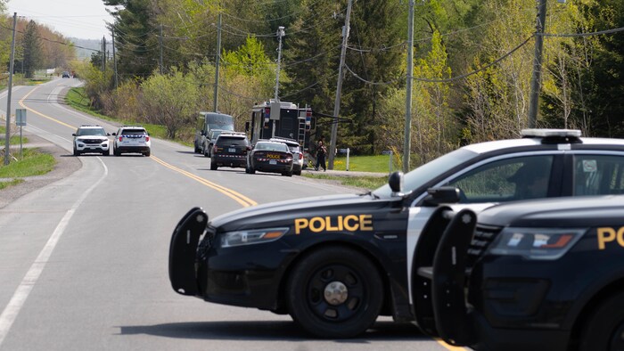 Des voitures de police.