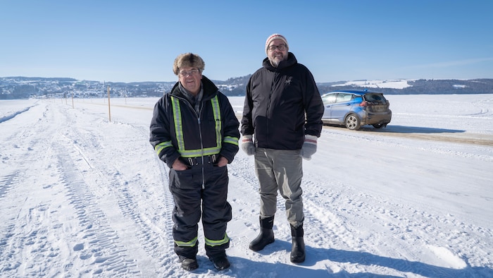 Guy St-Pierre et Benoît Giguère sur le pont de glace.