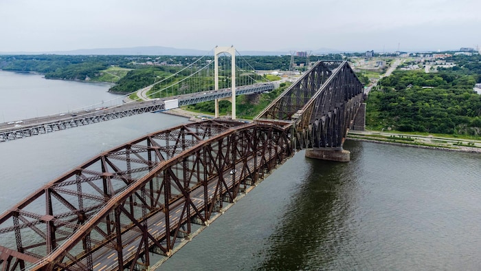 Les ponts et la rive-sud.