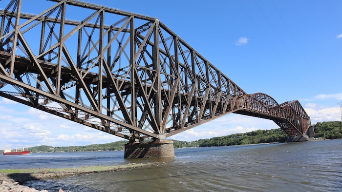 Le pont de Québec en été.