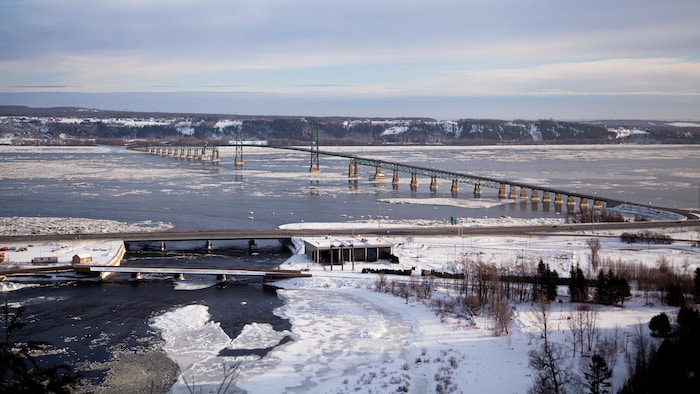 Le pont de l’île d’Orléans en hiver vu depuis le Parc de la Chute-Montmorency.