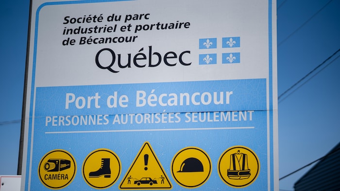 Une pancarte indiquant le port de Bécancour.