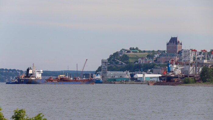 Vue du fleuve et des installations portuaires à Québec. En arrière-plan, le château Frontenac.