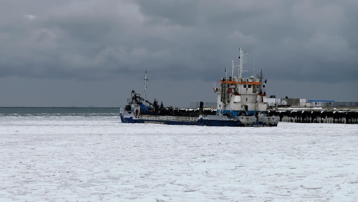 La drague aspiratrice effectue des travaux de dragage au port de Rimouski.