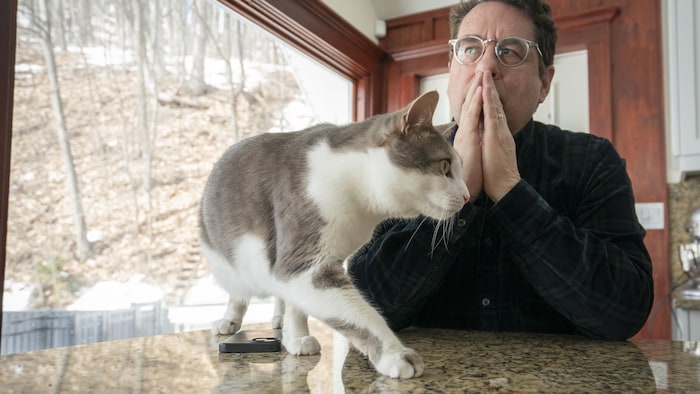 Bernard Drainville et son chat Théo dans sa résidence.