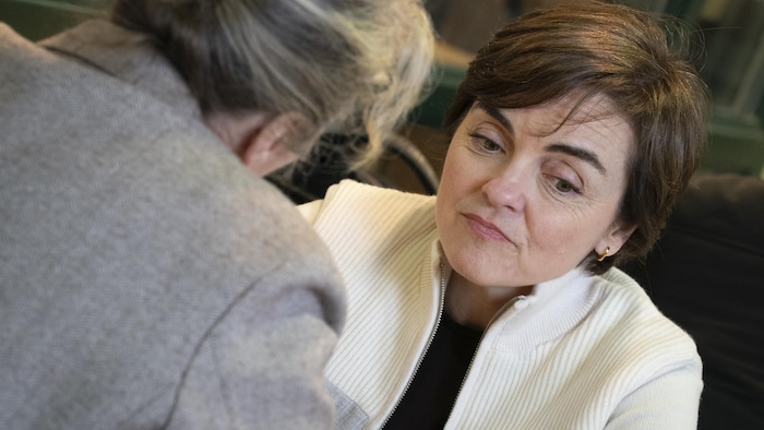 Christine Fréchette, en entrevue avec la journaliste Émilie Dubreuil.   