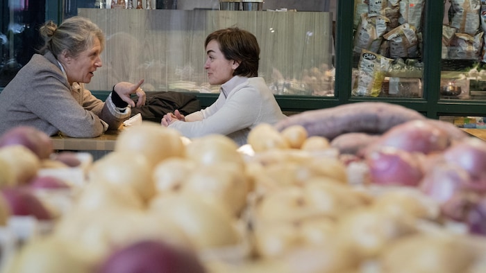 Christine Fréchette en entrevue avec la journaliste Émilie Dubreuil.   