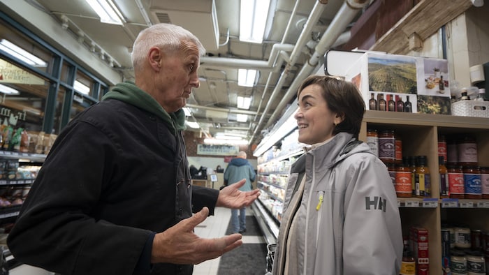 Christine Fréchette, en discussion avec son fromager.