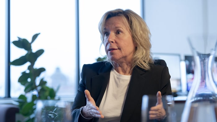 Martine Biron parle pendant qu'elle est assise.