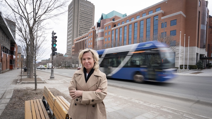 Martine Biron airs devant ses bureaux de Québec.