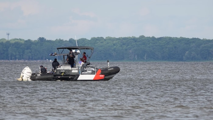 Un bateau de secours sur le lac de Deux Montagne, dans le parc national d'Oka.