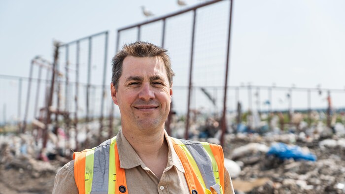 Jean-Bernard Ouellet devant l'entrée du lieu d'enfouissement technique de Rivière-du-Loup.