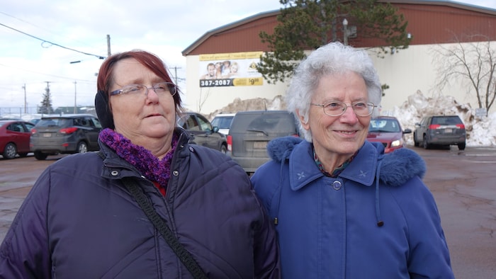 Deux femmes à l'extérieur en entrevue.