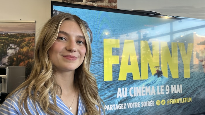 Une jeune femme blonde sourit.