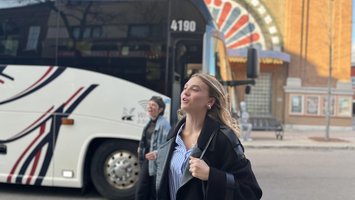 Adélaïde Schoofs et Mylia Corbeil-Gauvreau sortent de l'autobus devant le Cinéma Princesse.