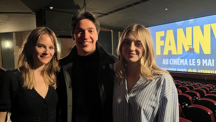 Stéphanie Lapointe, Yan England et Milya Corbeil-Gauvreau dans une salle de cinéma.
