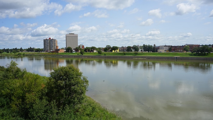 Prince Albert et la rivière Saskatchewan Nord en été.