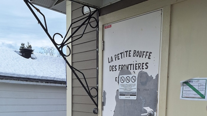 Une porte avec l'inscription La petite bouffe des frontières.