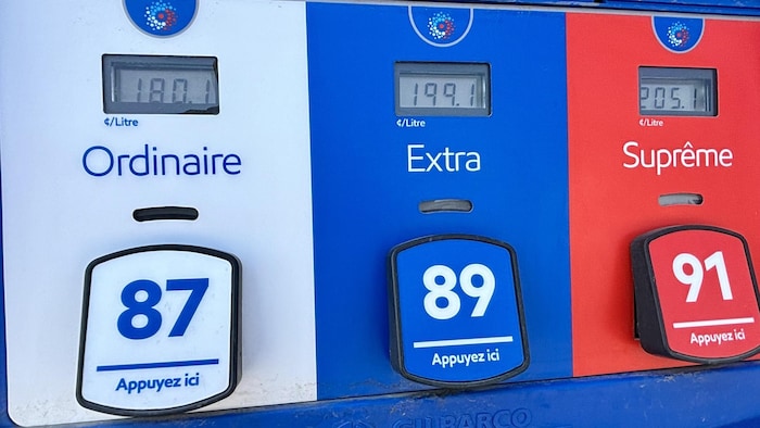 Les prix de différents types de carburants affichés sur une pompe.