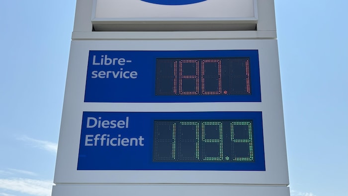 L'enseigne d'une station-service Esso affichant les prix de l'essence et du carburant diesel.