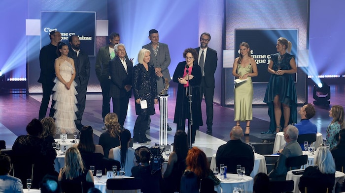 Toute l'équipe de l'émission sur la scène du Gala des prix Gémeaux.
