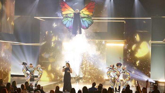 La scène des prix Gémeaux, avec Véronique Cloutier flottant en papillon au-dessus des gens.