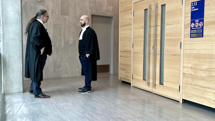 Me Hugo Caissy et Me Simon Blanchette au palais de justice de Rimouski.