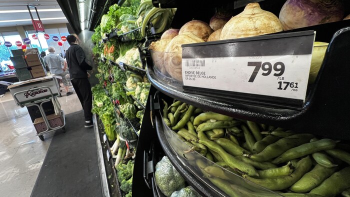 Des légumes et leurs prix à l'épicerie.