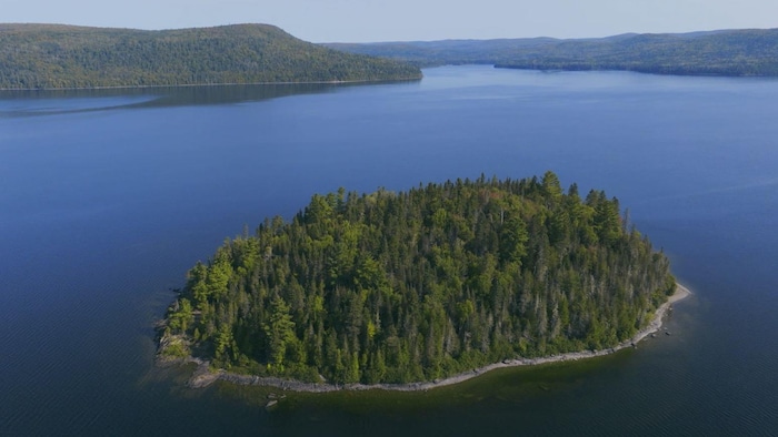 Une île dans un lac.