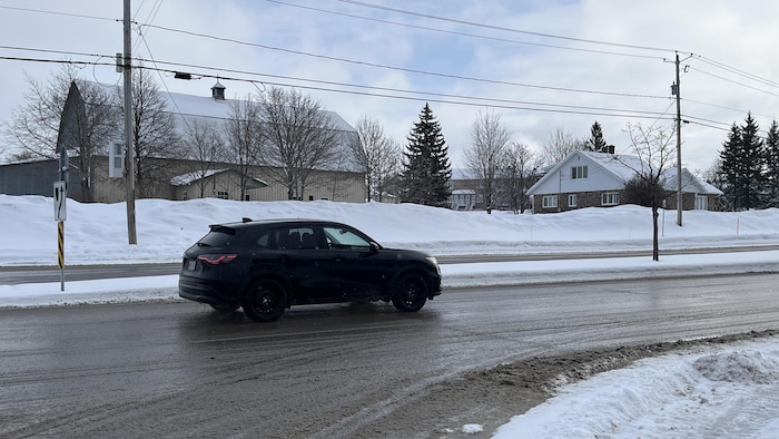 Une grange et une maison situées le long du boulevard Arthur-Buies. 
