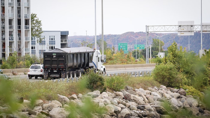 Un poids lourd circule sur une autoroute