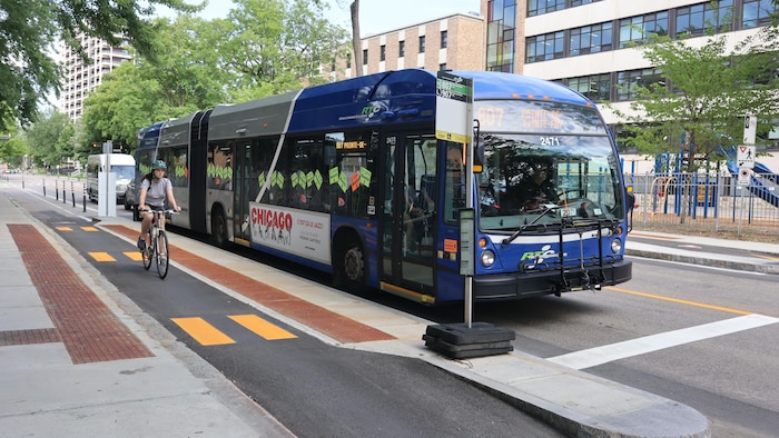 Un autobus du RTC immobilisé à un arrêt sur le chemin Sainte-Foy.