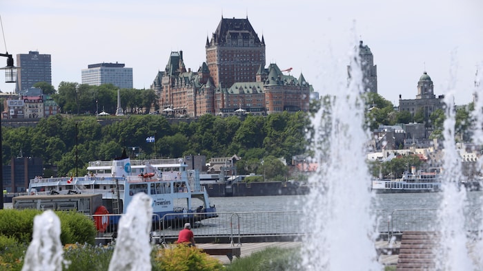 Le Château Frontenac et la Haute-Ville de Québec, vus de Lévis.