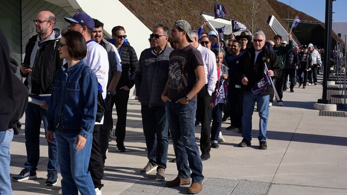 Des militants conservateurs font la record à l'extérieur d'un rassemblement.