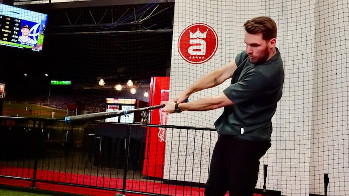 Raphaël Gladu en train de frapper avec un bâton de baseball.