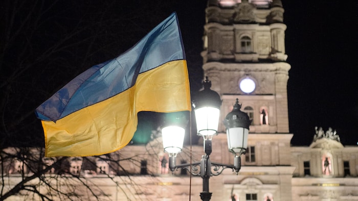 Un drapeau de l'Ukraine flotte.