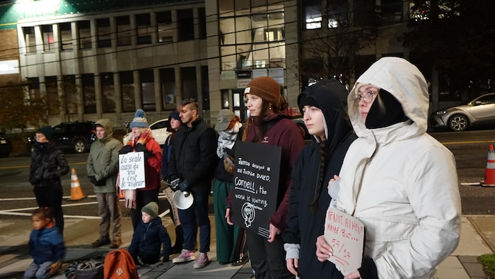 Des personnes rassemblées à Rimouski.