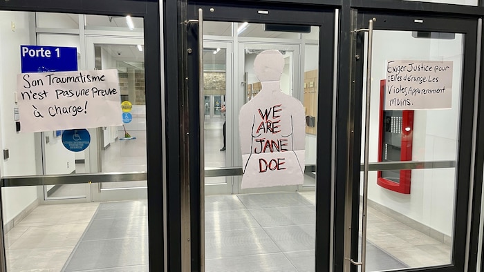 Des affiches ont été collées aux portes du palais de justice de Rimouski.