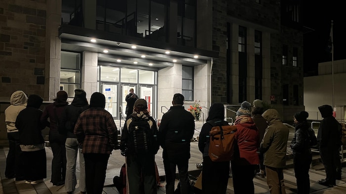 Rassemblement à Rimouski devant le palais de justice.