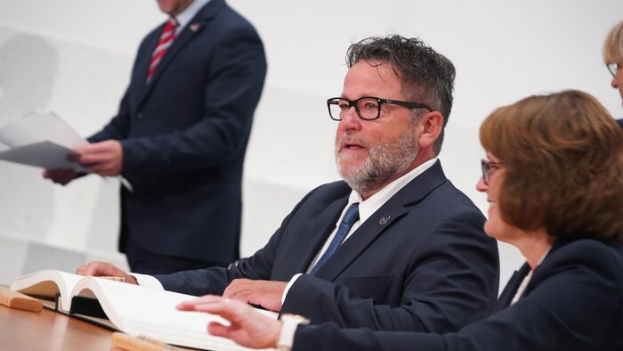 Donald Martel signe le registre lors de son assermentation.